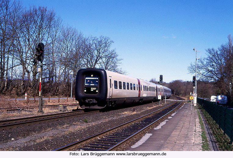 Ein DSB IC3 durchfährt den Bahnhof Timmendorfer Strand