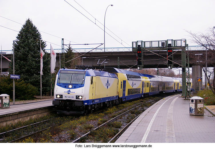 Ein Metronom-Zug im Bahnhof Hamburg-Harburg