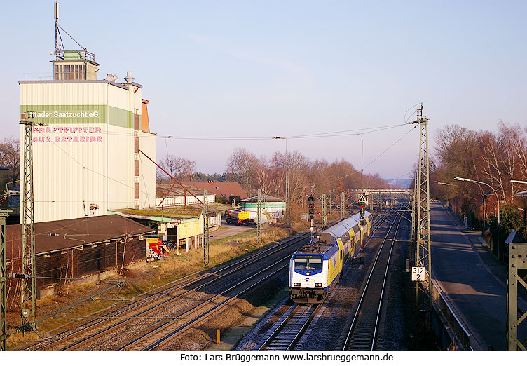 Ein Metronom Zug im Bahnhof Tostedt