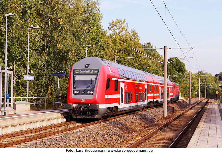 Bahnhof Dresden Grenzstraße mit einem Doppelstockzug