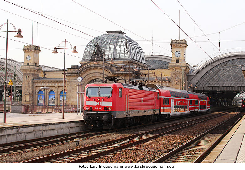 DB Baureihe 143 mit einer S-Bahn in Dresden Hbf