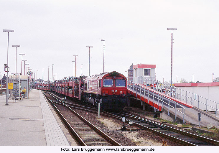 Die HGK DE 61 im Testeinsatz vor dem Autozug Niebüll - Westerland