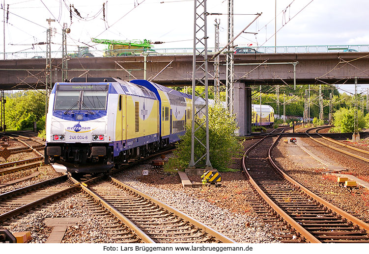 Ein Metronom von Cuxhaven nach Hamburg Hbf im Bahnhof Hamburg-Harburg