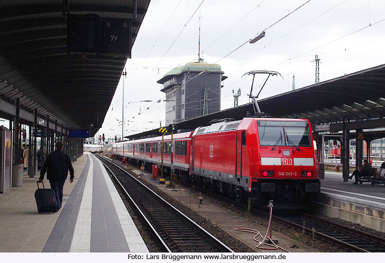 Die Traxx-E-Lok 146 247-2 mit Modus-Wagen in Frankfurt am Main Hbf