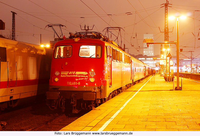 Die 110 491-8 mit dem BTE Autozug in Hamburg-Altona