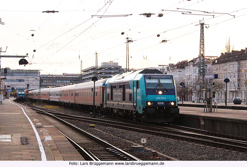 Marschbahnzug in Hamburg-Altona mit einer Lok der Baureihe 245