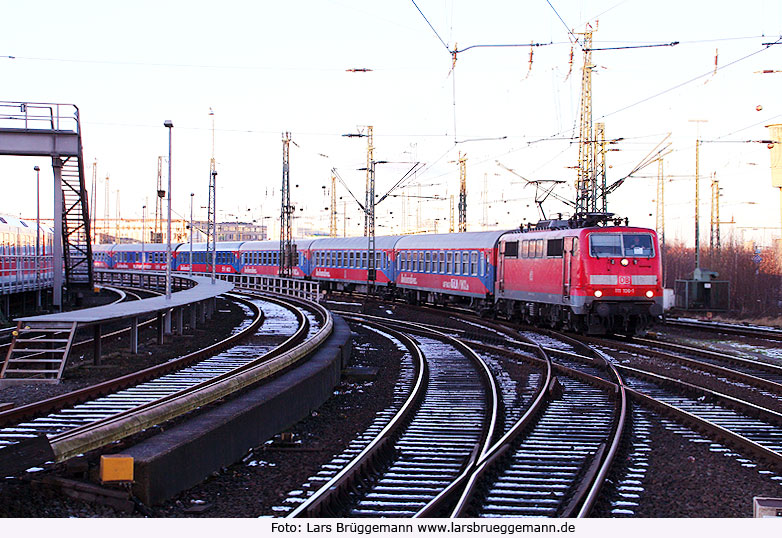 Eine Lok der Baureihe 111 vor dem HKX in Hamburg-Altona