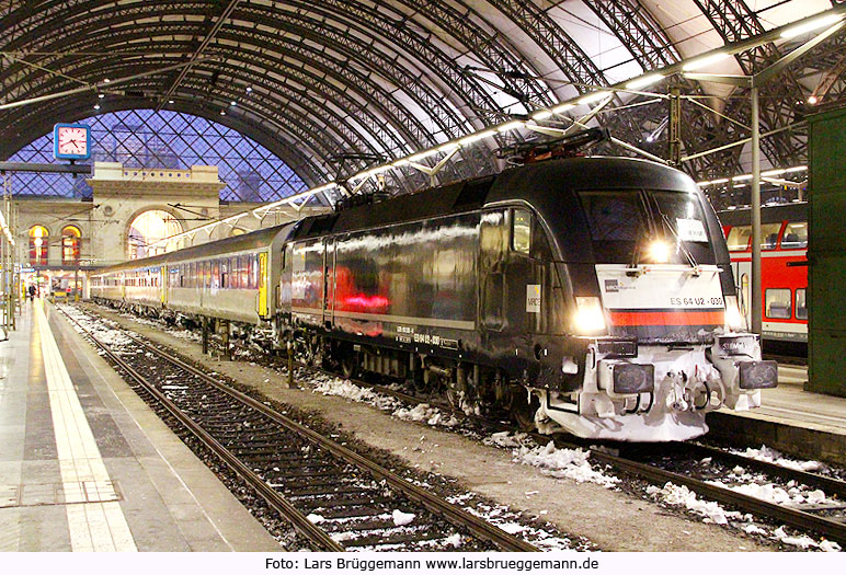 Ein MRB Ersatzzug mit der ES 64 U2-030 in Dresden Hbf