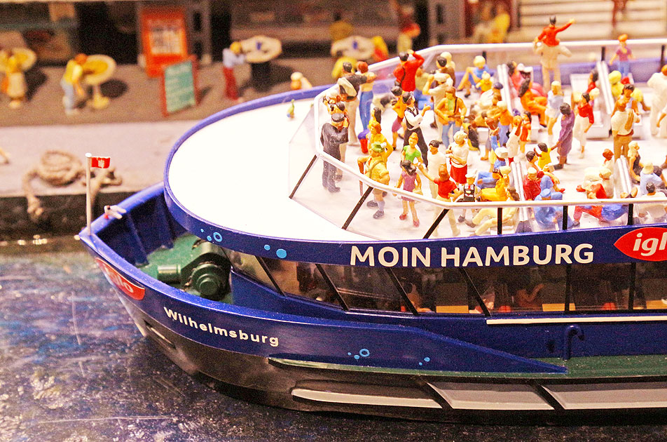 Das HADAG Schiff Wilhelmsburg gr&uuml;&szlig;t im Miwula mit: "Moin Hamburg"