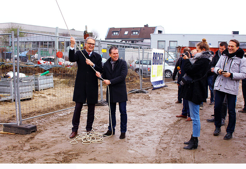 Staatsrat Andreas Rieckhof (links) und S-Bahn Chef Kay Uwe Arnecke (rechts) zogen gemeinsam den Richtkranz auf das Hallendach beim Richtfest in Hamburg-Stellingen