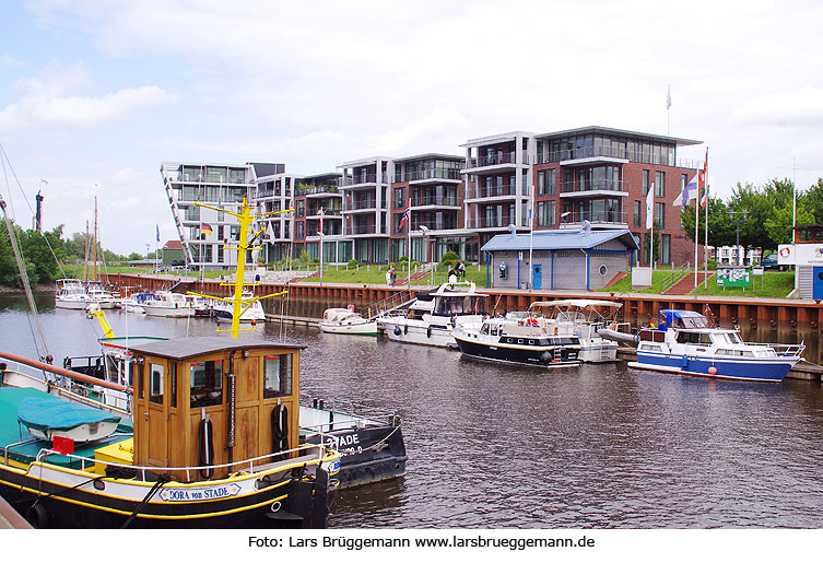 Der Hafen in Stade mit Schiffen