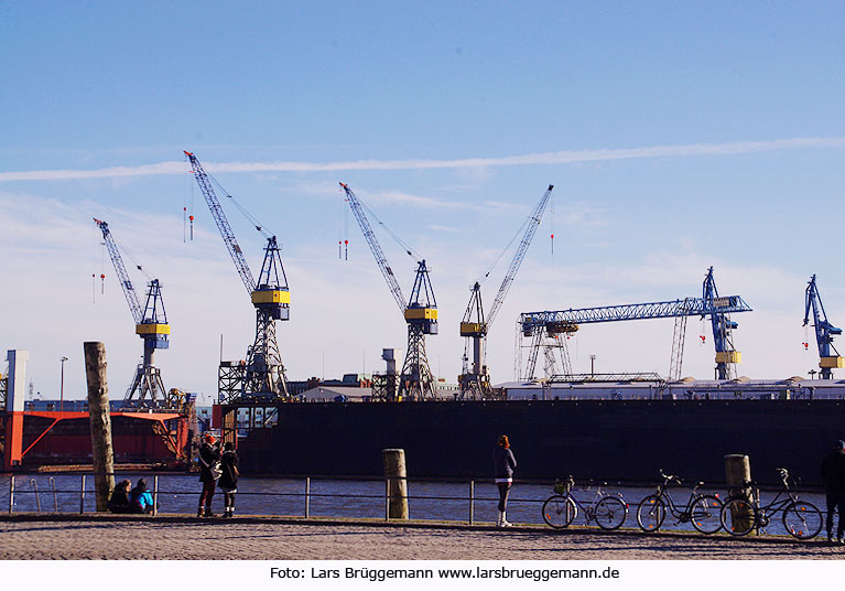 Der Fischmarkt in Hamburg mit Kränen und Werften