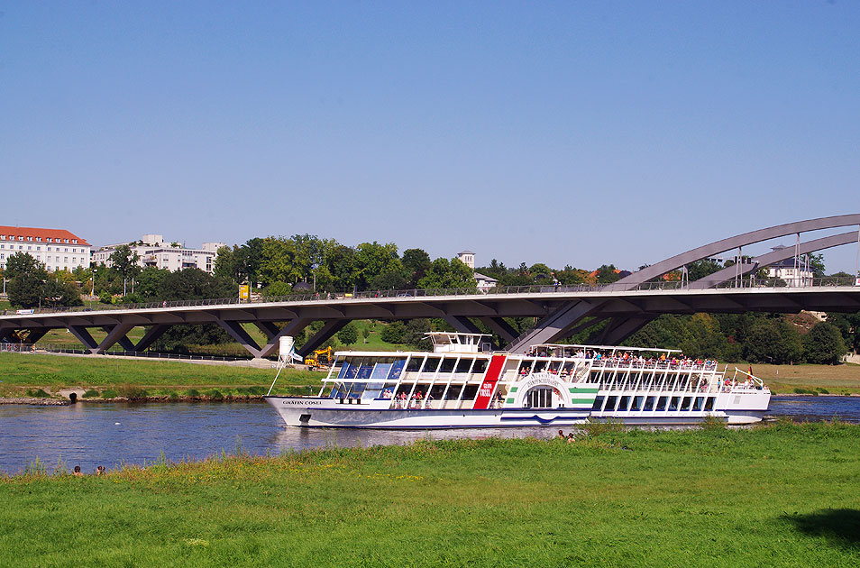 Das Schiff "GRÄFIN COSEL" der Sächsischen Dampfschiffahrt in Dresden an der Waldschlösschenbrücke