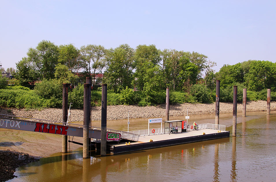 HADAG Anleger Ernst-August-Schleuse im Hamburger Hafen