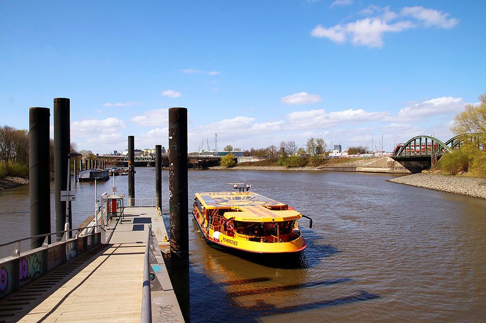 Das HADAG Schiff Reiherstieg am Anleger Ernst-August-Schleuse