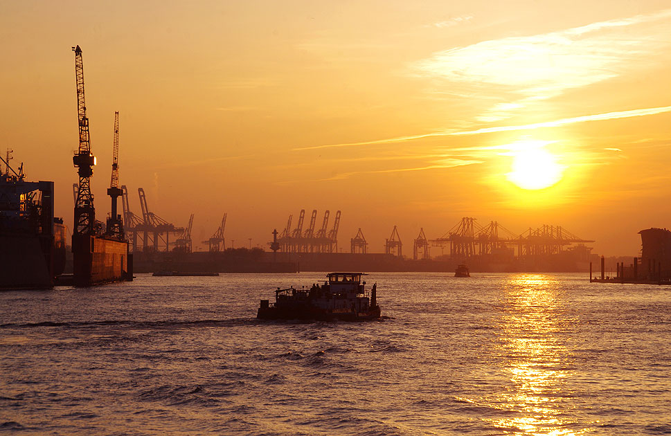 Ein Schiff auf der Elbe im Sonnenuntergang in Hamburg