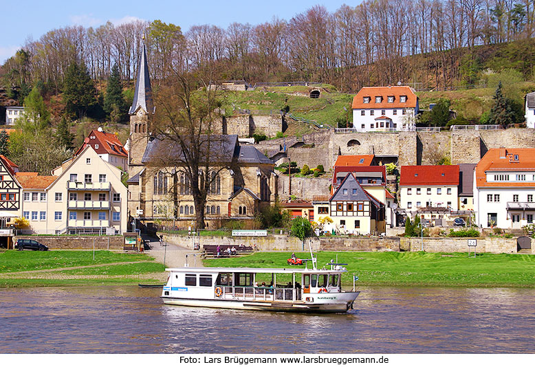 Die OVPS Fähre auf der Elbe vor der Stadt Wehlen