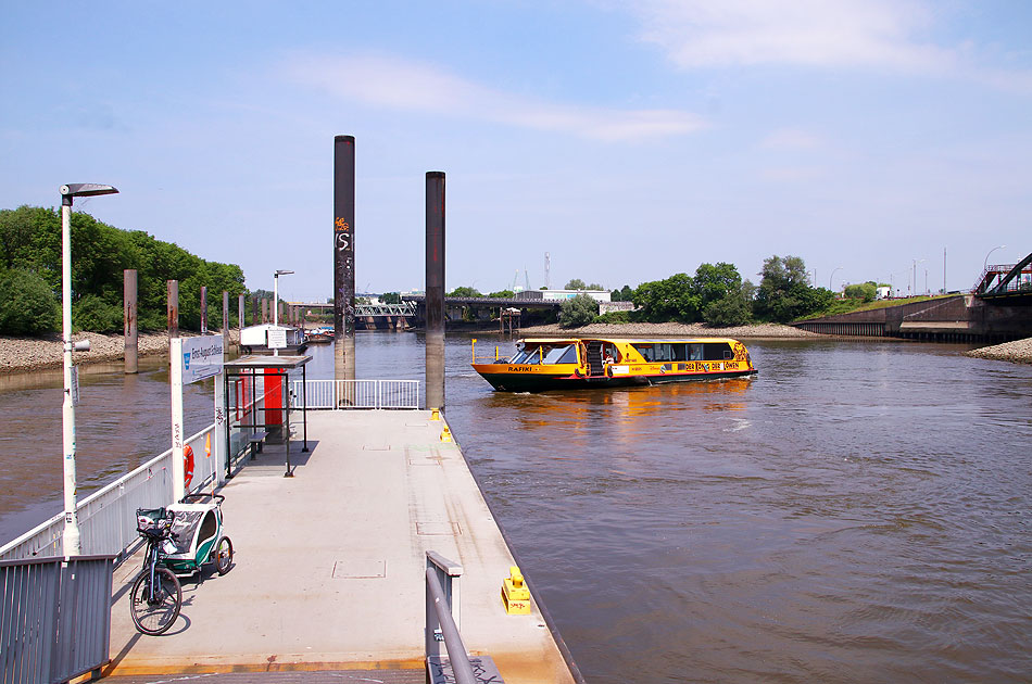 Das HADAG Schiff Rafiki am Anleger Ernst-August-Schleuse