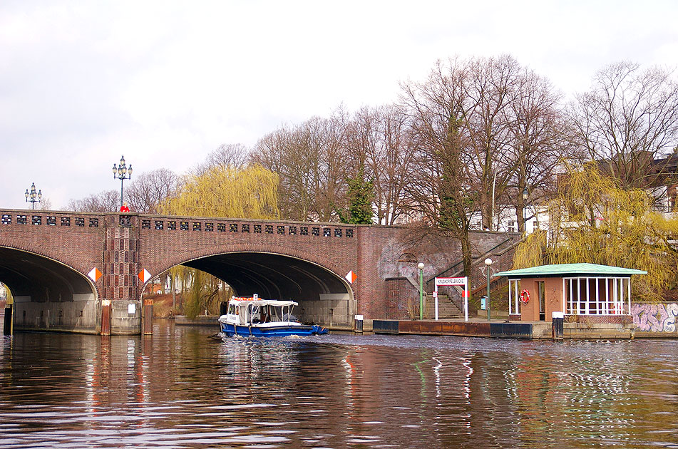 Der Anleger Krugkoppelbrücke der Hamburger Alsterdampfer