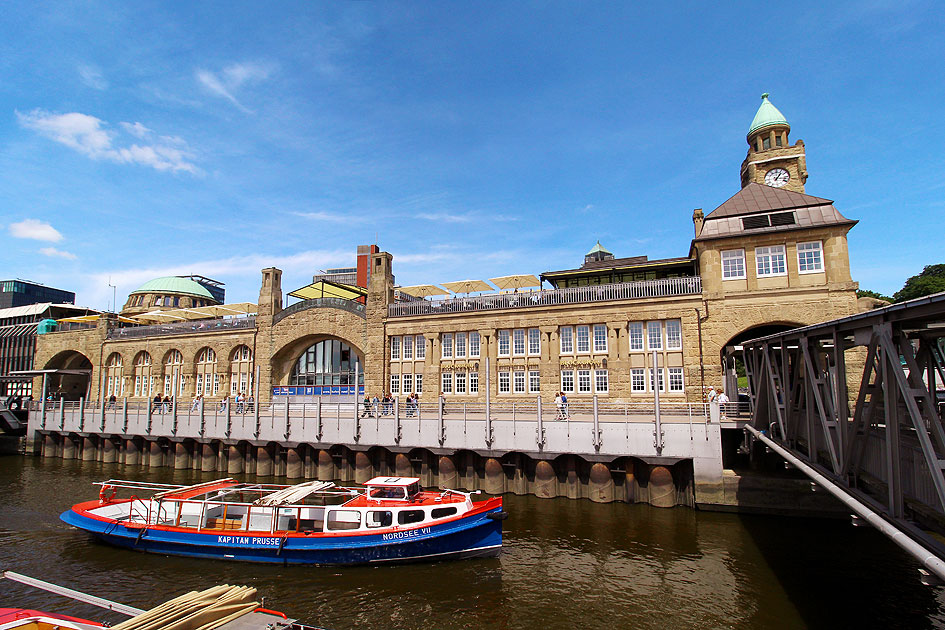 Die Barkasse Nordsee VII an den St. Pauli Landungsbrücken