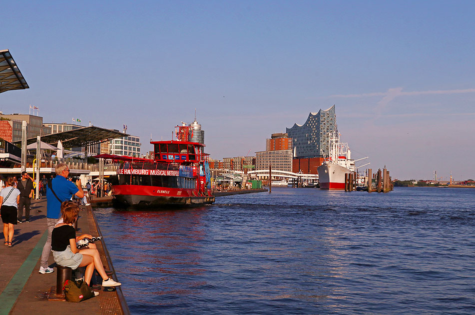 Im Sommer an den St. Pauli Landungsbrücken