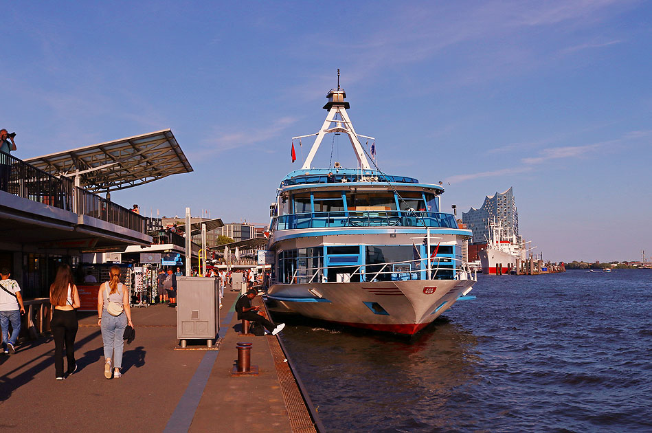 Das Abicht Schiff MS Hamburg an den St. Pauli Landungsbrücken