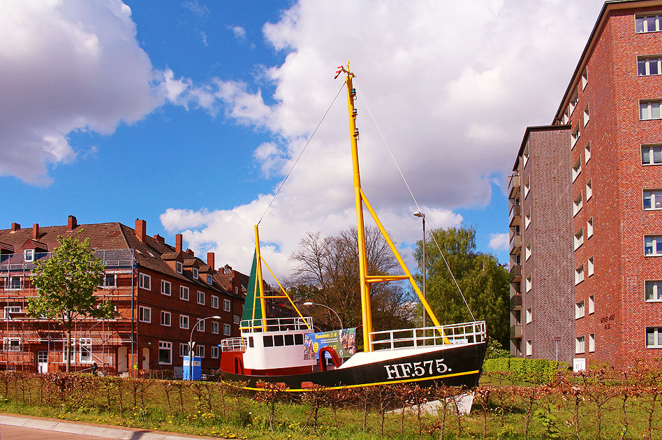 Der Fischkutter HF.575. in Finkenwerder auf dem Steendiek-Kreisel