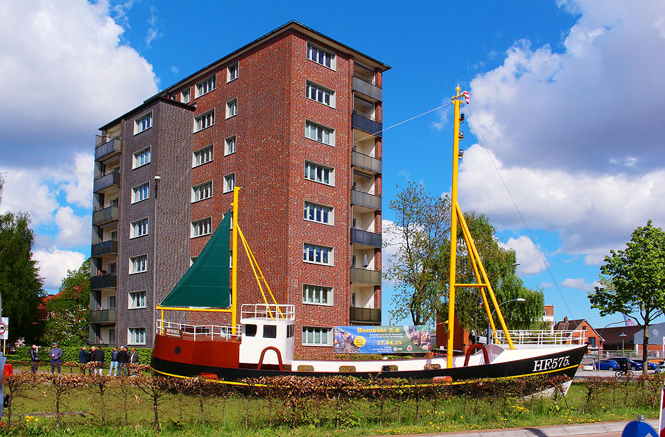 Der Fischkutter HF.575. in Finkenwerder auf dem Steendiek-Kreisel