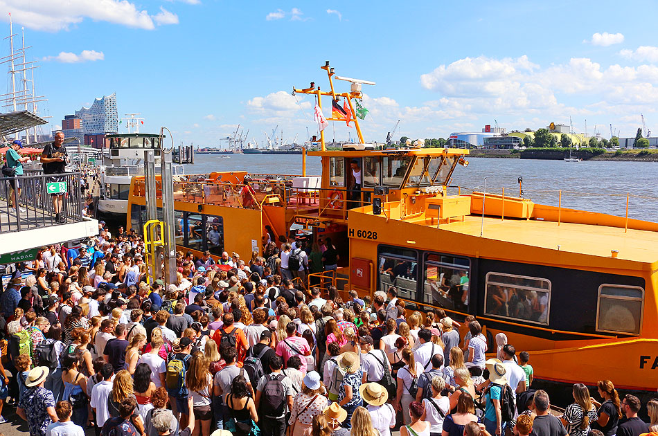Das HADAG Schiff Falkenstein an den St. Pauli Landungsbrücken in Hamburg