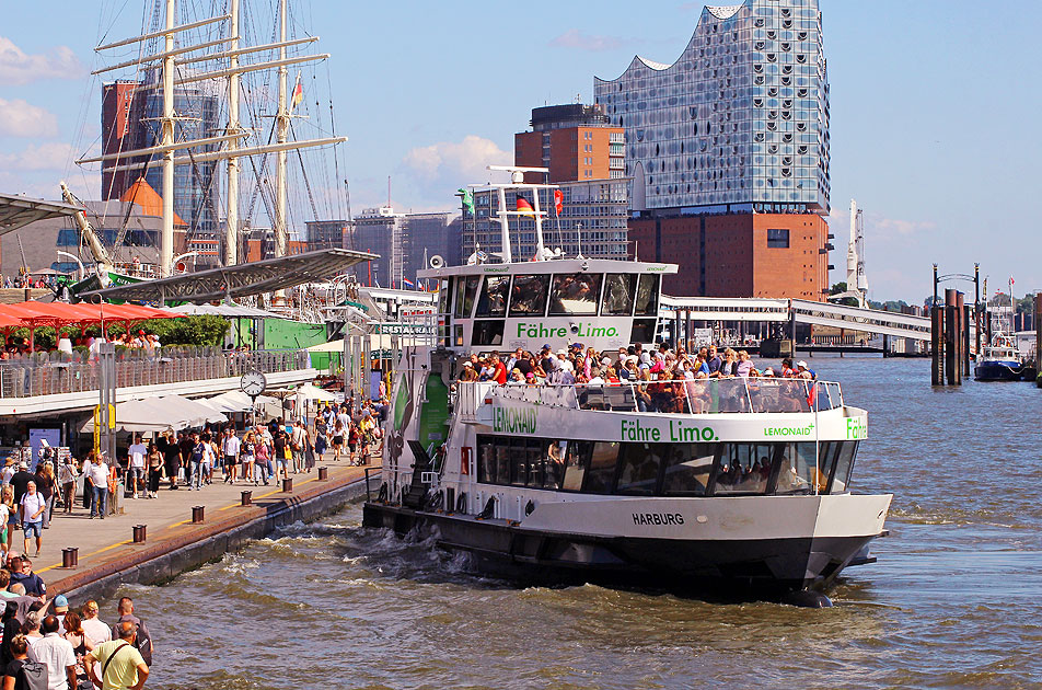 Das HADAG-Schiff Harburg an den St. Pauli Landungsbrücken