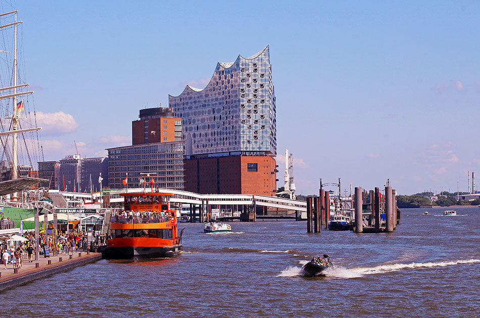 Das HADAG Schiff Kehrwieder an den St. Pauli Landungsbrücken