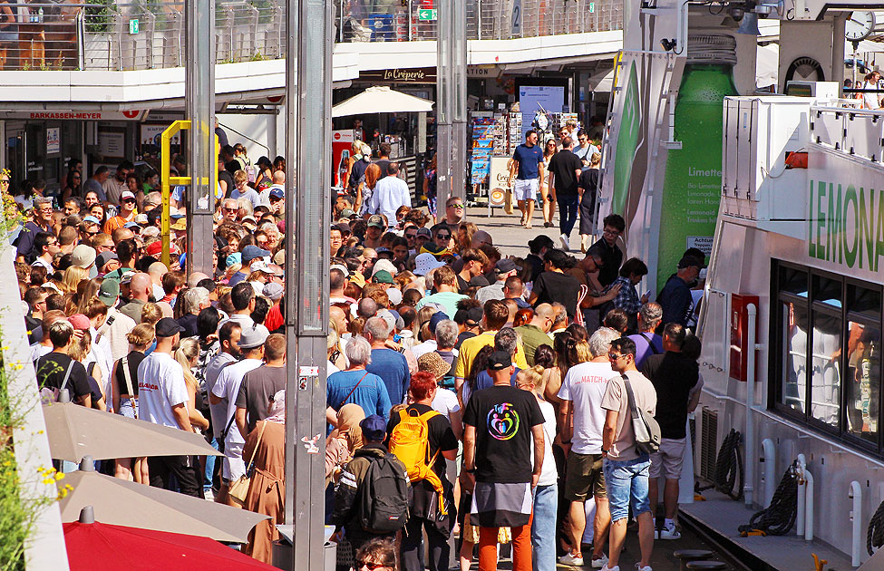 Fahrgäste an der HADAG Linie 62 nach Finkenwerder in Hamburg