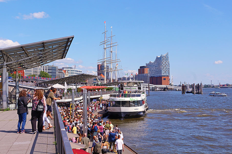 Das HADAG Schiff Harburg an den St. Pauli Landungsbrücken in Hamburg