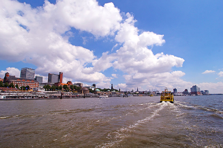 Mit der HADAG über die Elbe in Hamburg