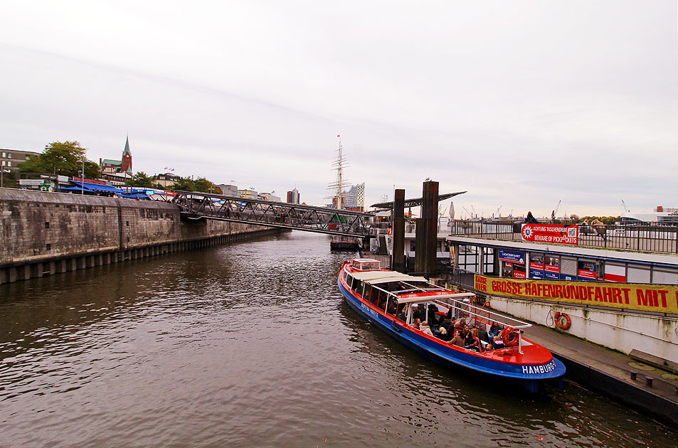 Eine Barkasse  von Kapitän Prüsse an den St. Pauli Landungsbrücken in Hamburg