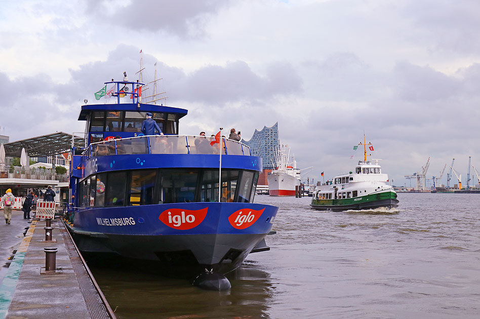 Die HADAG Schiffe Wilhelmsburg und Kirchdorf an den St. Pauli Landungsbr&uuml;cken