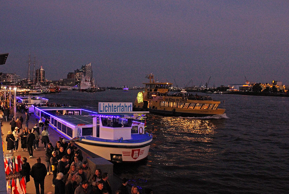 Das Abicht Schiff Klein Romy mit einem Schiff der HADAG an den St. Pauli Landungsbr&uuml;cken