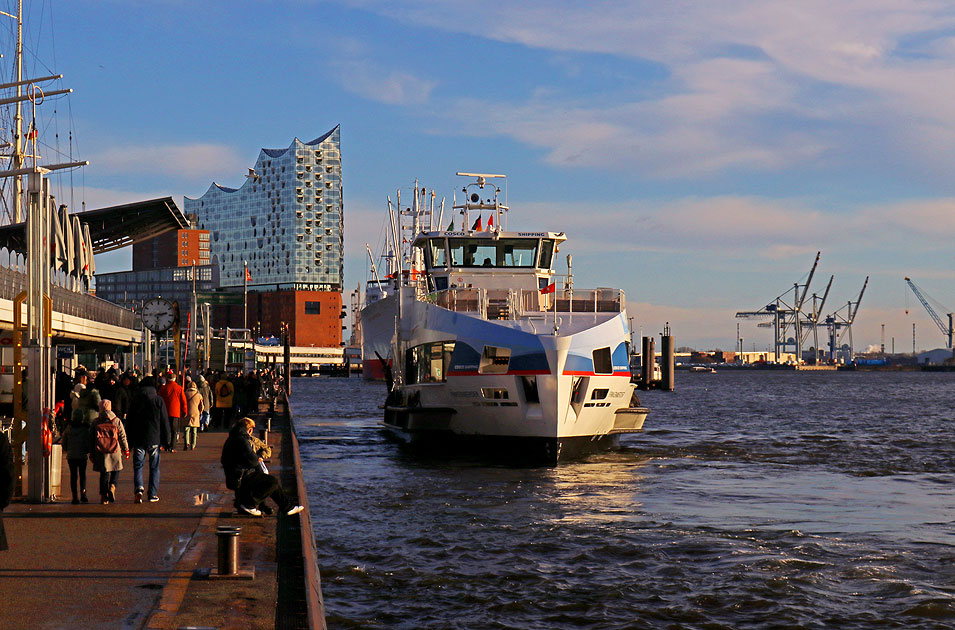 Winter an den St. Pauli Landungsbr&uuml;cken in Hamburg