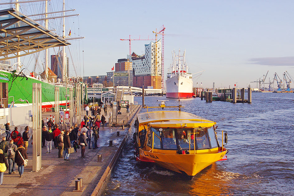 Das HADAG-Schiff Nala  an den St. Pauli Landungsbr&uuml;cken in Hamburg