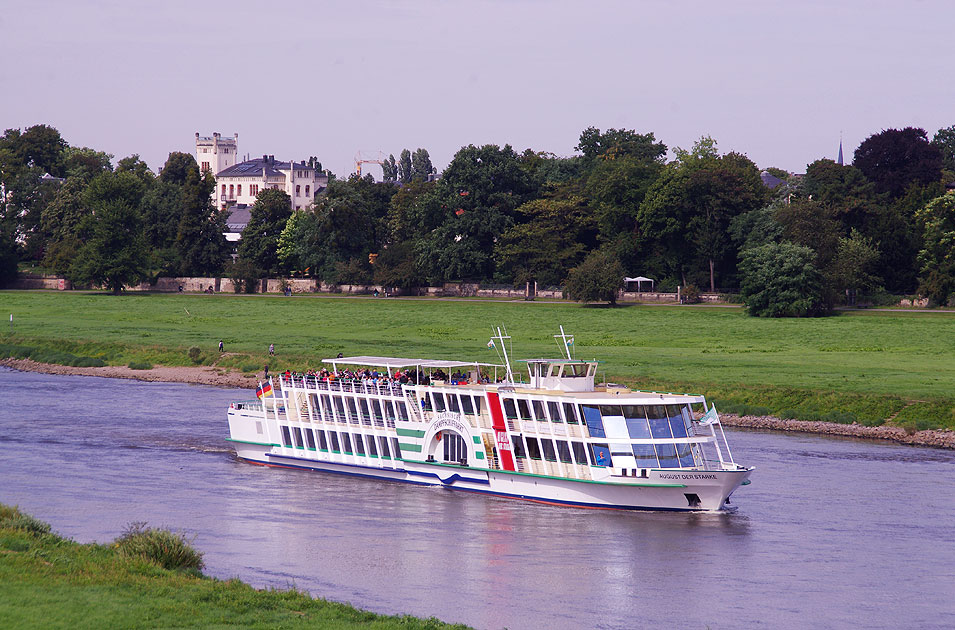 Das Schiff "August der Starke" der S&auml;chsischen Dampfschiffahrt in Dresden auf der Elbe kurz vor der Waldschl&ouml;&szlig;chenbr&uuml;cke