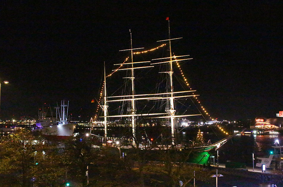 Die Rickmer Rickmers an den Landungsbr&uuml;cken in Hamburg