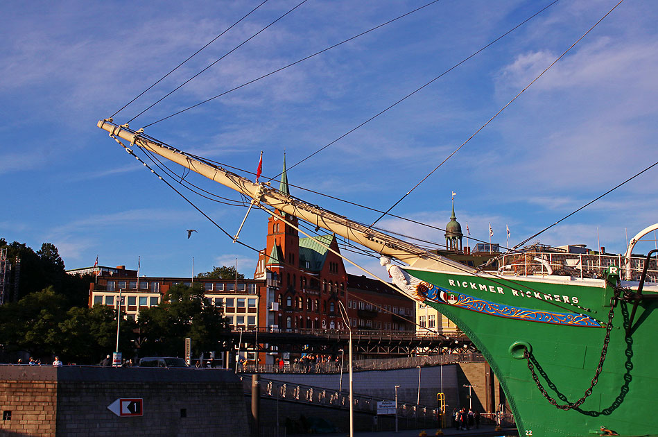 Die Rickmer Rickmers und die schwedische Seemannskirche in Hamburg