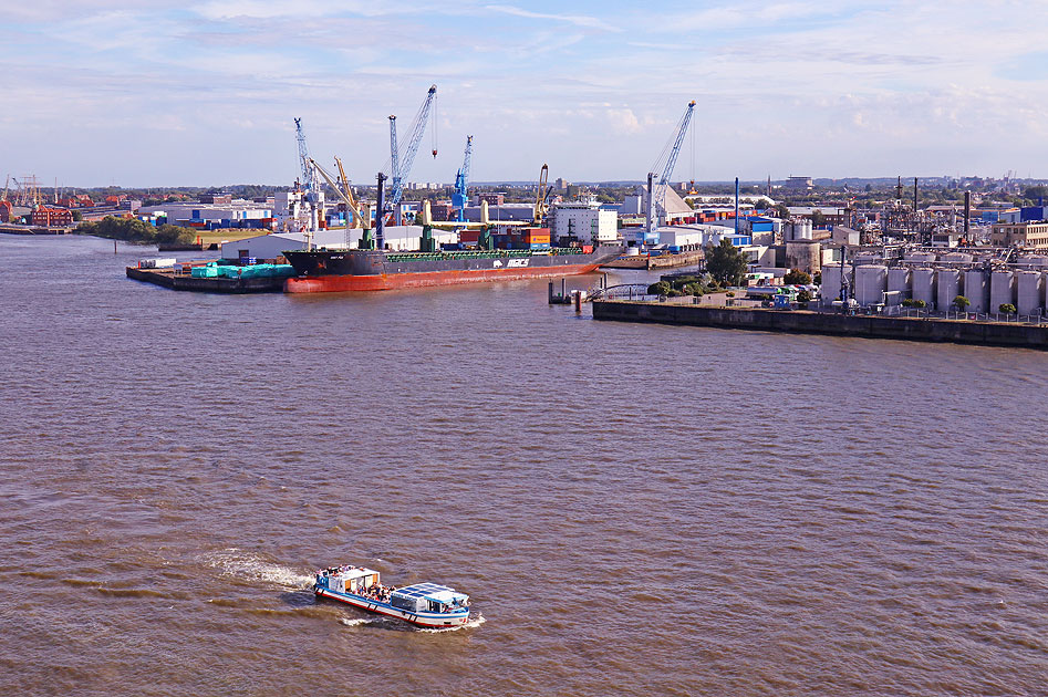 Die Barkasse Rainer Abicht auf der Elbe in Hamburg