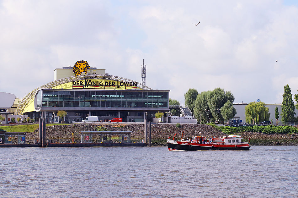 Die Repsold vor dem K&ouml;nig der L&ouml;wen Musical Theater in Hamburg auf der Eblbe