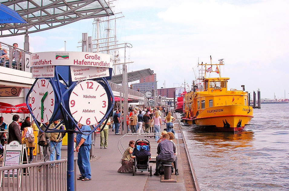Das HADAG Schiff Falkenstein an den St. Pauli Landungsbr&uuml;cken in Hamburg