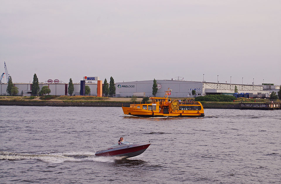 Das HADAG-Schiff Wolfgang Borchert in Hamburg auf der Elbe