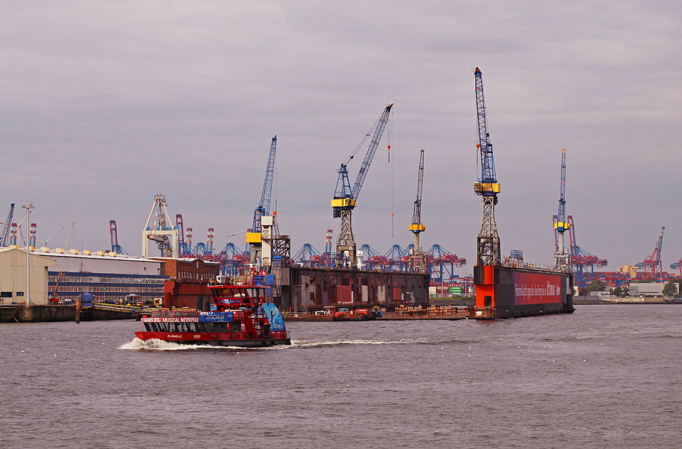 Die HADAG F&auml;hre Elbmeile in Hamburg auf der Elbe
