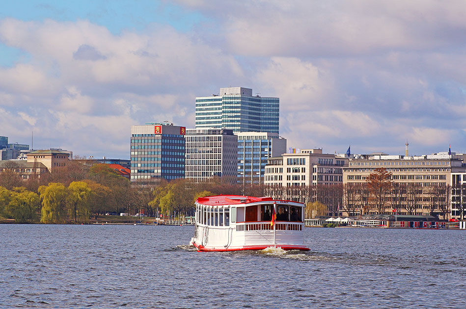 Der Alsterdampfer Eilbek auf der Hamburger Binnenalster