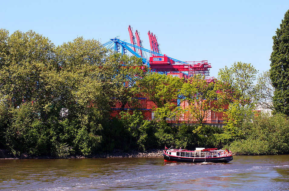 Die Barkasse Hansa II im Hamburger Hafen