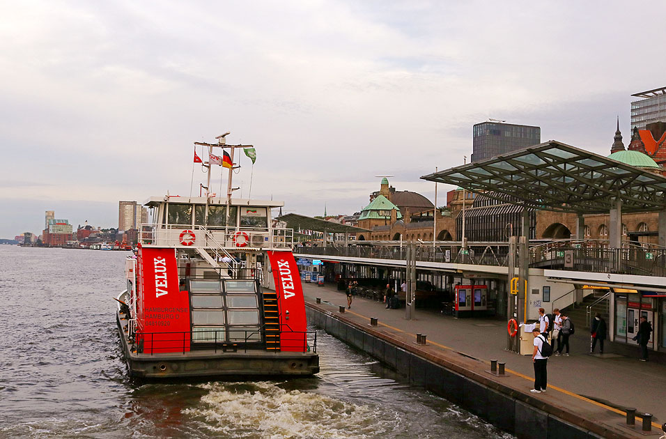 Die HADAG F&auml;hre Hamburgensie an den Landungsbr&uuml;cken in Hamburg